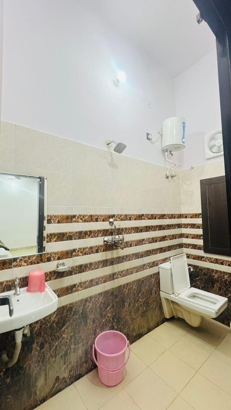 Hotel Rudra Residency Near Railway Station Mathura Exteriör bild