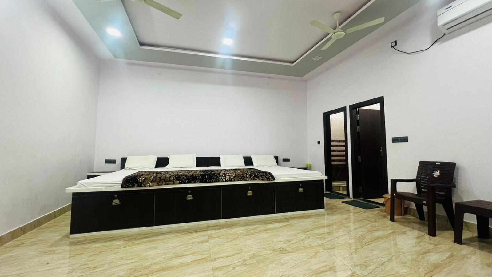Hotel Rudra Residency Near Railway Station Mathura Exteriör bild