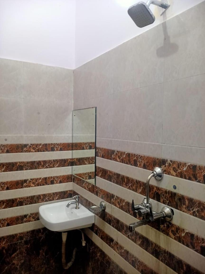 Hotel Rudra Residency Near Railway Station Mathura Exteriör bild
